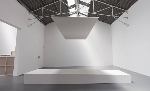 Olivier Mosset, Sans titre, 2008 Vue de l’exposition « Le Confort Moderne », Confort Moderne, 2008. Crédits : Y. Michaud Olivier Mosset, Sans titre, 2008 Vue de l’exposition « Le Confort Moderne », Confort Moderne, 2008. Crédits : Y. Michaud