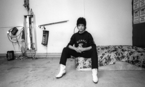 Alan Vega dans son loft de Fulton Street, New York, 1981. Photo : Ari Marcopoulos © 2012. 