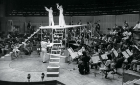 Karlheinz Stockhausen dirigeant Inori à la Philharmonie de Cologne en 1989 © Archive of the Stockhausen-Stiftung für Musik Kürten Germany