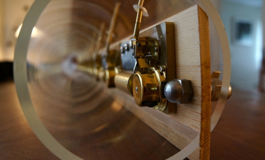 John Cage, Extended Lullaby, 1994 Acrylique, instrument en cuivre, mécanisme de boîte à musique Reuge 12-36 notes édition de 10, plus deux épreuves d'artiste Photo : Emily Martin © John Cage Trust John Cage, Extended Lullaby, 1994 Acrylique, instrument en cuivre, mécanisme de boîte à musique Reuge 12-36 notes édition de 10, plus deux épreuves d'artiste Photo : Emily Martin © John Cage Trust
