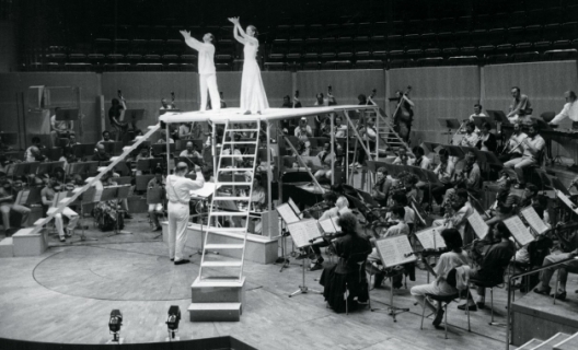 Karlheinz Stockhausen dirigeant Inori à la Philharmonie de Cologne en 1989 © Archive of the Stockhausen-Stiftung für Musik Kürten Germany Karlheinz Stockhausen dirigeant Inori à la Philharmonie de Cologne en 1989 © Archive of the Stockhausen-Stiftung für Musik Kürten Germany