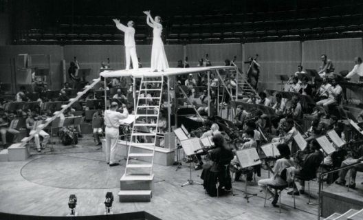 Karlheinz Stockhausen dirigeant Inori à la Philharmonie de Cologne en 1989 © Archive of the Stockhausen-Stiftung für Musik Kürten Germany