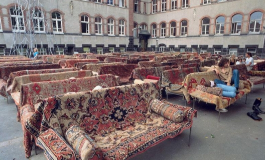 Franz West, « Auditorium » (documenta 9, 1992). Centre national des arts plastiques. Dépôt au Centre Pompidou, Musée national d’art moderne, Paris.