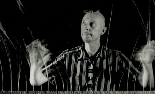 Len Lye with his kinetic sculpture Grass 1961 – 1965 © the Len Lye Foundation. Len Lye with his kinetic sculpture Grass 1961 – 1965 © the Len Lye Foundation.